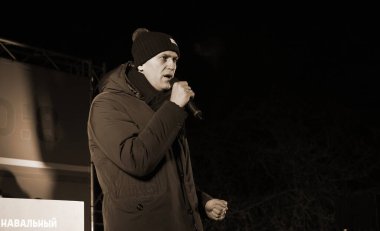 Barnaul, Rusya-24 Aralık 2017. Muhalefetteki siyasetçi Alexei Navalny mitingde konuştu