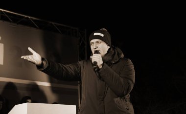 Barnaul, Rusya-24 Aralık 2017. Muhalefetteki siyasetçi Alexei Navalny mitingde konuştu