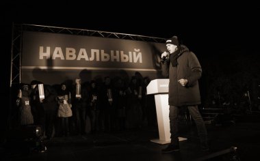 Barnaul, Rusya-24 Aralık 2017. Muhalefetteki siyasetçi Alexei Navalny mitingde konuştu