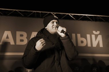 Barnaul, Rusya-24 Aralık 2017. Muhalefetteki siyasetçi Alexei Navalny mitingde konuştu