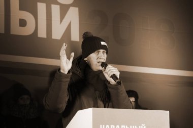 Barnaul, Rusya-24 Aralık 2017. Muhalefetteki siyasetçi Alexei Navalny mitingde konuştu