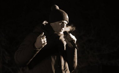 Barnaul, Rusya-24 Aralık 2017. Muhalefetteki siyasetçi Alexei Navalny mitingde konuştu