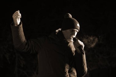 Barnaul, Rusya-24 Aralık 2017. Muhalefetteki siyasetçi Alexei Navalny mitingde konuştu