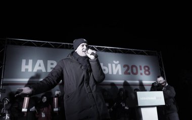 Barnaul, Rusya-24 Aralık 2017. Muhalefetteki siyasetçi Alexei Navalny mitingde konuştu