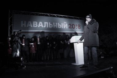 Barnaul, Rusya-24 Aralık 2017. Muhalefetteki siyasetçi Alexei Navalny mitingde konuştu