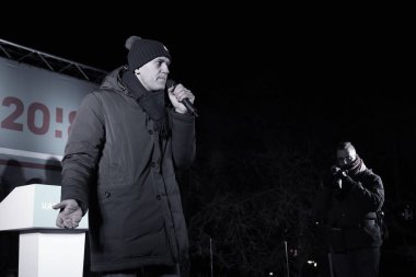 Barnaul, Rusya-24 Aralık 2017. Muhalefetteki siyasetçi Alexei Navalny mitingde konuştu