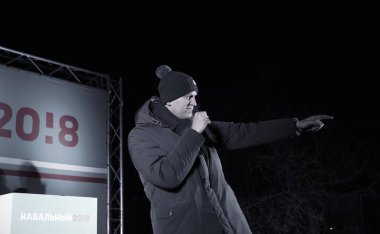 Barnaul, Rusya-24 Aralık 2017. Muhalefetteki siyasetçi Alexei Navalny mitingde konuştu