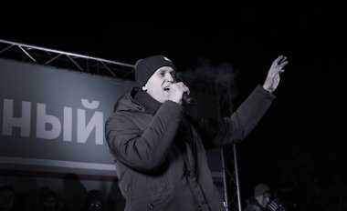 Barnaul, Rusya-24 Aralık 2017. Muhalefetteki siyasetçi Alexei Navalny mitingde konuştu