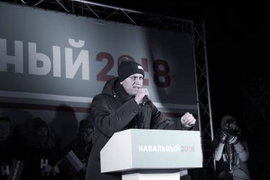 Barnaul, Rusya-24 Aralık 2017. Muhalefetteki siyasetçi Alexei Navalny mitingde konuştu
