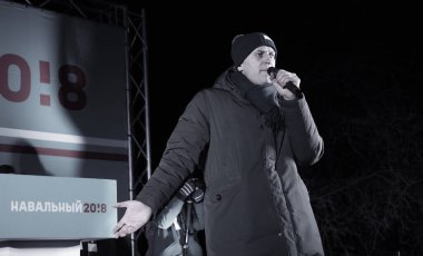 Barnaul, Rusya-24 Aralık 2017. Muhalefetteki siyasetçi Alexei Navalny mitingde konuştu