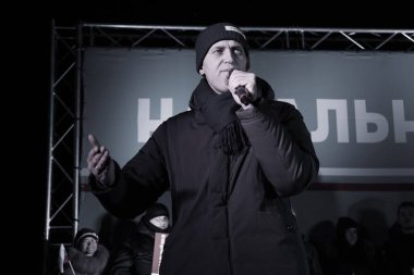 Barnaul, Rusya-24 Aralık 2017. Muhalefetteki siyasetçi Alexei Navalny mitingde konuştu