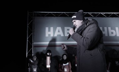 Barnaul, Rusya-24 Aralık 2017. Muhalefetteki siyasetçi Alexei Navalny mitingde konuştu