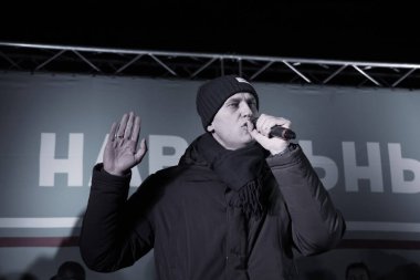 Barnaul, Rusya-24 Aralık 2017. Muhalefetteki siyasetçi Alexei Navalny mitingde konuştu