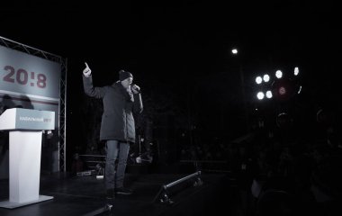 Barnaul, Rusya-24 Aralık 2017. Muhalefetteki siyasetçi Alexei Navalny mitingde konuştu