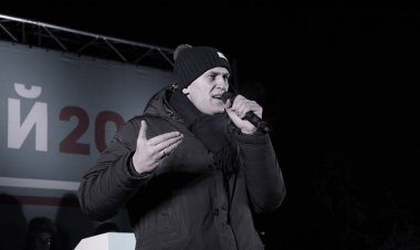 Barnaul, Rusya-24 Aralık 2017. Muhalefetteki siyasetçi Alexei Navalny mitingde konuştu