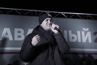 Barnaul, Rusya-24 Aralık 2017. Muhalefetteki siyasetçi Alexei Navalny mitingde konuştu