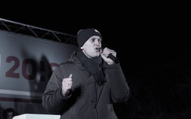 Barnaul, Rusya-24 Aralık 2017. Muhalefetteki siyasetçi Alexei Navalny mitingde konuştu
