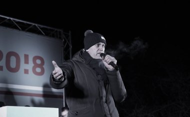 Barnaul, Rusya-24 Aralık 2017. Muhalefetteki siyasetçi Alexei Navalny mitingde konuştu