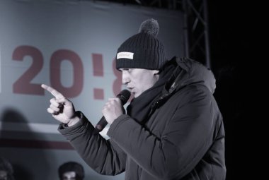 Barnaul, Rusya-24 Aralık 2017. Muhalefetteki siyasetçi Alexei Navalny mitingde konuştu