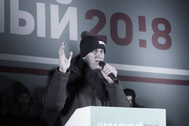 Barnaul, Rusya-24 Aralık 2017. Muhalefetteki siyasetçi Alexei Navalny mitingde konuştu