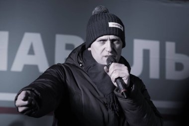 Barnaul, Rusya-24 Aralık 2017. Muhalefetteki siyasetçi Alexei Navalny mitingde konuştu