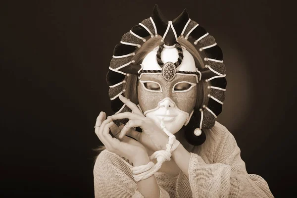 Μια Νεαρή Ξανθιά Κοπέλα Δοκιμάζει Μια Υπέροχη Θεατρική Μάσκα Στο — Φωτογραφία Αρχείου