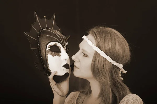 Młoda Blondynka Przymierza Bajeczną Maskę Teatralną Wesołym Miasteczku — Zdjęcie stockowe