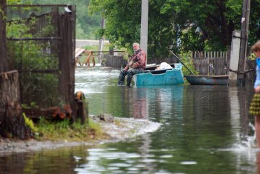 Barnaul, Rusya-22 Haziran 2020. Altai Bölgesi 'ndeki Ob Nehri' nde sel