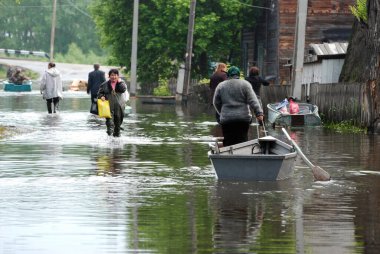 Barnaul, Rusya-22 Haziran 2020. Altai Bölgesi 'ndeki Ob Nehri' nde sel