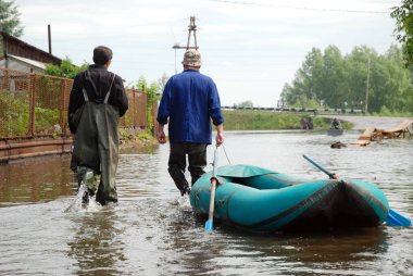 Barnaul, Rusya-22 Haziran 2020. Altai Bölgesi 'ndeki Ob Nehri' nde sel