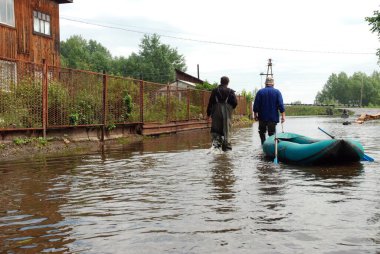 Barnaul, Rusya-22 Haziran 2020. Altai Bölgesi 'ndeki Ob Nehri' nde sel