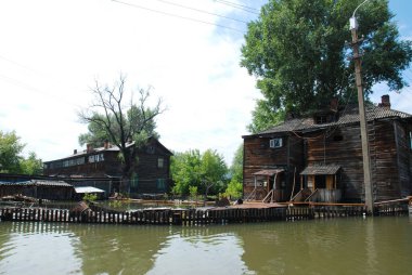 Barnaul, Rusya-22 Haziran 2020. Altai Bölgesi 'ndeki Ob Nehri' nde sel