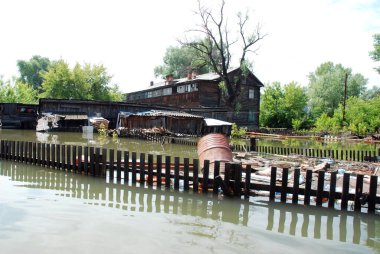Barnaul, Rusya-22 Haziran 2020. Altai Bölgesi 'ndeki Ob Nehri' nde sel