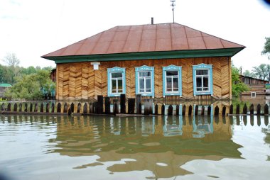 Barnaul, Rusya-22 Haziran 2020. Altai Bölgesi 'ndeki Ob Nehri' nde sel