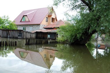 Barnaul, Rusya-22 Haziran 2020. Altai Bölgesi 'ndeki Ob Nehri' nde sel