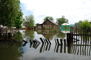 Barnaul, Rusya-22 Haziran 2020. Altai Bölgesi 'ndeki Ob Nehri' nde sel