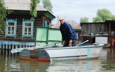 Barnaul, Rusya-22 Haziran 2020. Altai Bölgesi 'ndeki Ob Nehri' nde sel