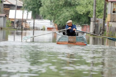 Barnaul, Rusya-22 Haziran 2020. Altai Bölgesi 'ndeki Ob Nehri' nde sel