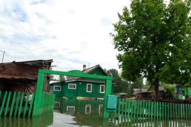 Barnaul, Rusya-22 Haziran 2020. Altai Bölgesi 'ndeki Ob Nehri' nde sel