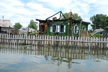 Barnaul, Rusya-22 Haziran 2020. Altai Bölgesi 'ndeki Ob Nehri' nde sel