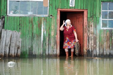 Barnaul, Rusya-22 Haziran 2020. Altai Bölgesi 'ndeki Ob Nehri' nde sel