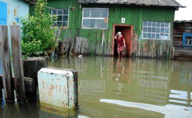 Barnaul, Rusya-22 Haziran 2020. Altai Bölgesi 'ndeki Ob Nehri' nde sel