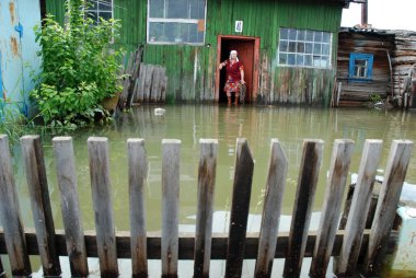 Barnaul, Rusya-22 Haziran 2020. Altai Bölgesi 'ndeki Ob Nehri' nde sel