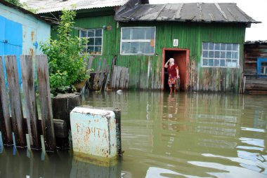 Barnaul, Rusya-22 Haziran 2020. Altai Bölgesi 'ndeki Ob Nehri' nde sel