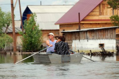 Barnaul, Rusya-22 Haziran 2020. Altai Bölgesi 'ndeki Ob Nehri' nde sel