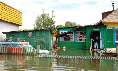 Barnaul, Rusya-22 Haziran 2020. Altai Bölgesi 'ndeki Ob Nehri' nde sel