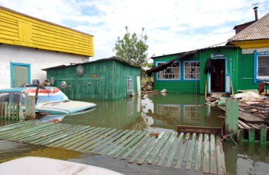 Barnaul, Rusya-22 Haziran 2020. Altai Bölgesi 'ndeki Ob Nehri' nde sel