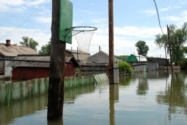Barnaul, Rusya-22 Haziran 2020. Altai Bölgesi 'ndeki Ob Nehri' nde sel