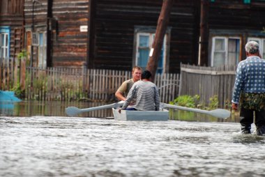 Barnaul, Rusya-22 Haziran 2020. Altai Bölgesi 'ndeki Ob Nehri' nde sel