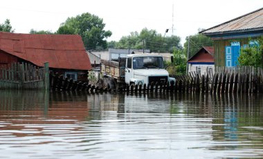 Barnaul, Rusya-22 Haziran 2020. Altai Bölgesi 'ndeki Ob Nehri' nde sel